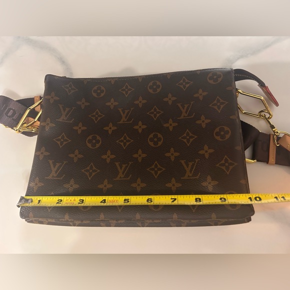 Designer Inspired Crossbody - Picture 4 of 6